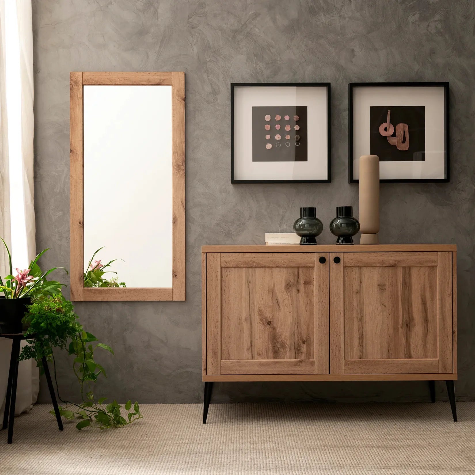 Miroir bois rectangulaire accroché dans un salon moderne avec mur gris texturé.
