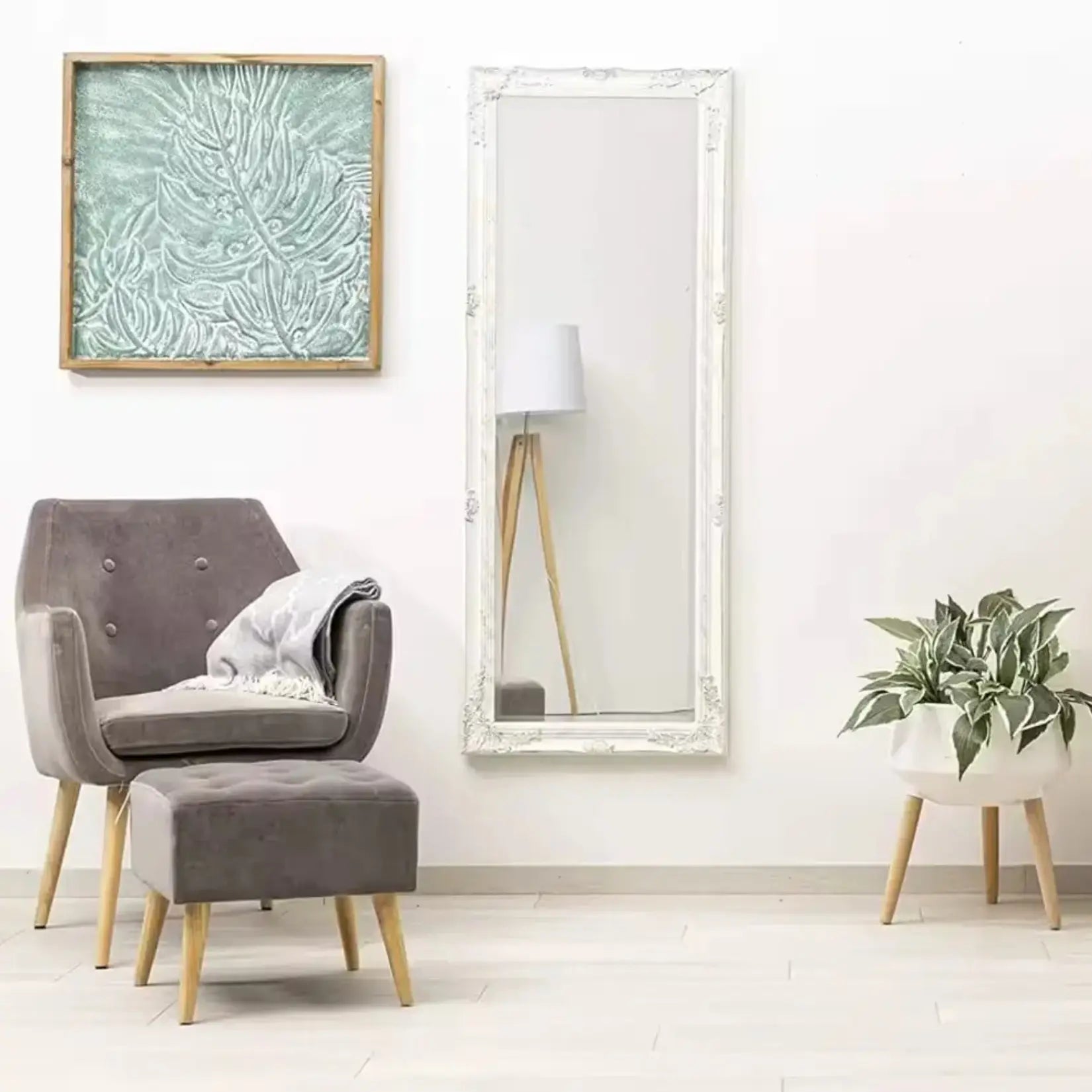 Miroir en bois rectangulaire blanc style shabby chic vertical pour chambre ou salon.