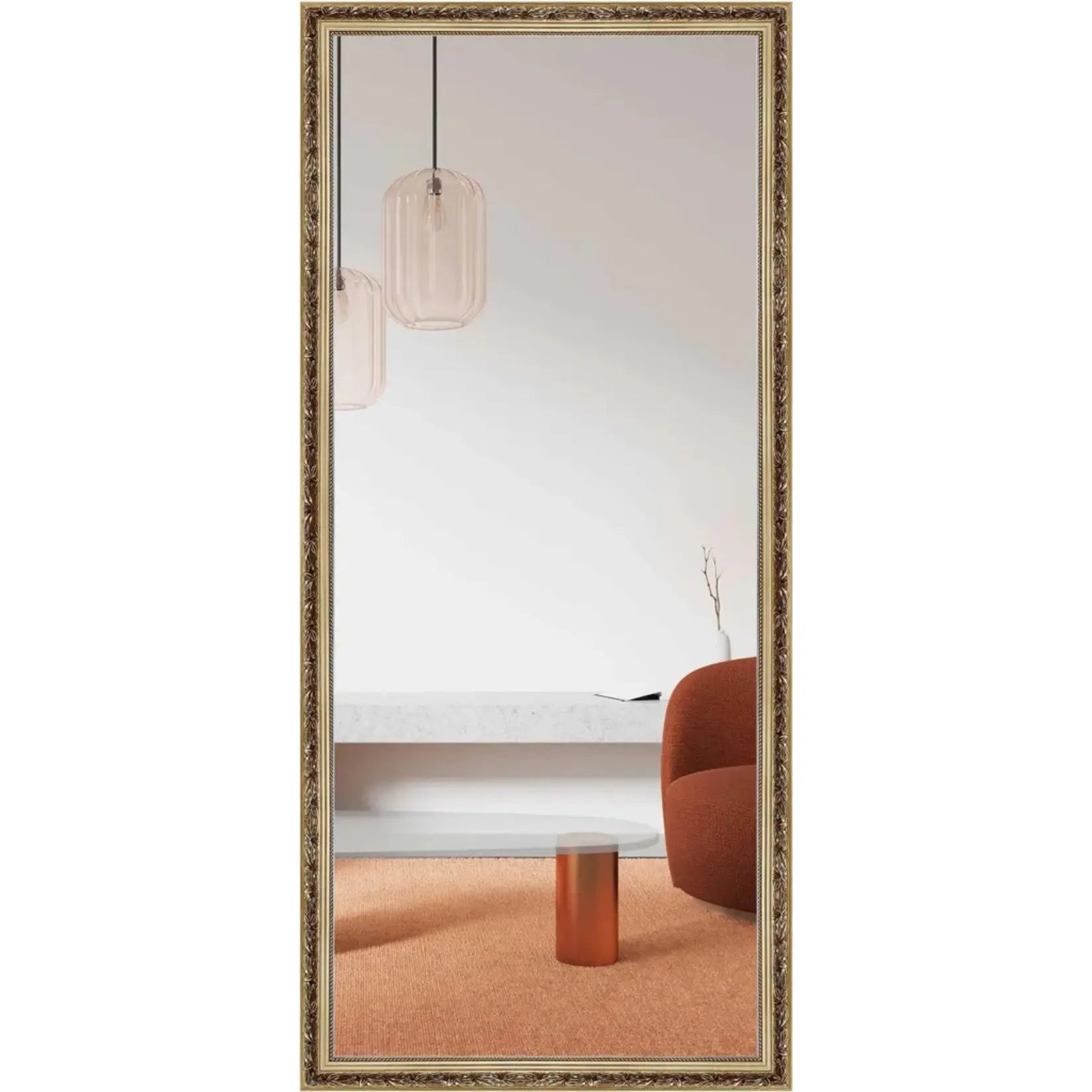 Grand miroir bois rectangulaire avec cadre doré dans une pièce chaleureuse.