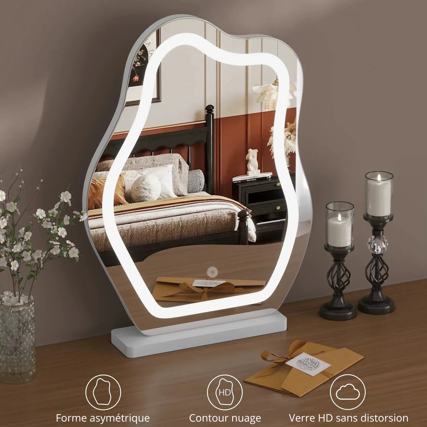 Miroir Bureau LED CÉLESTE forme nuage posé sur bureau en chambre à coucher.