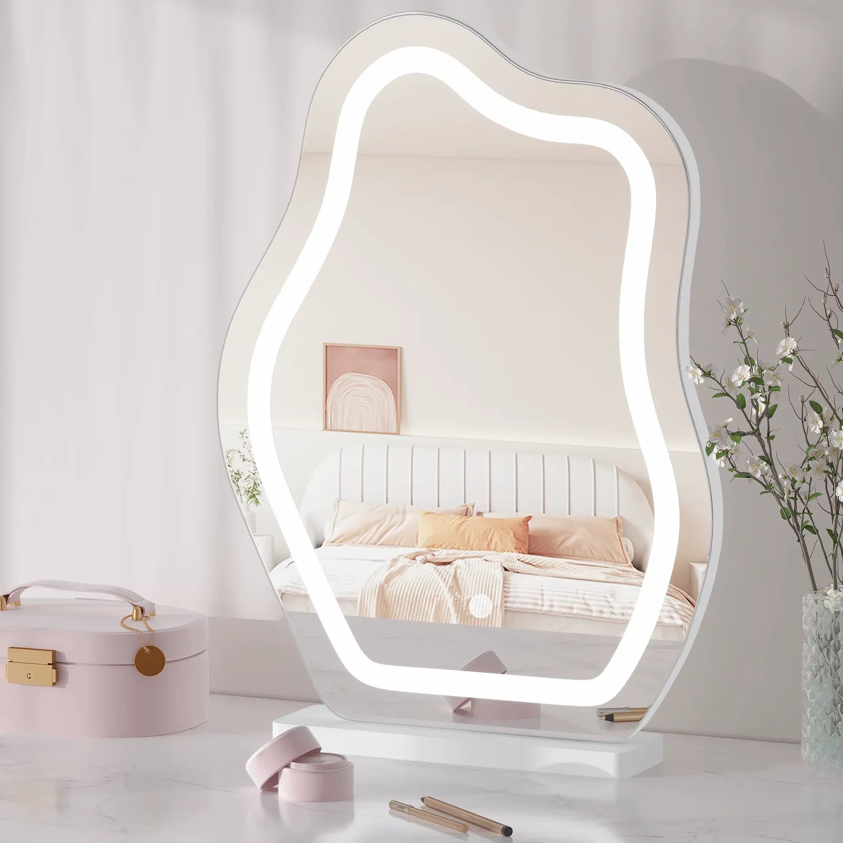 Miroir Bureau LED Nuage en situation sur bureau chambre, lumière neutre maquillage.