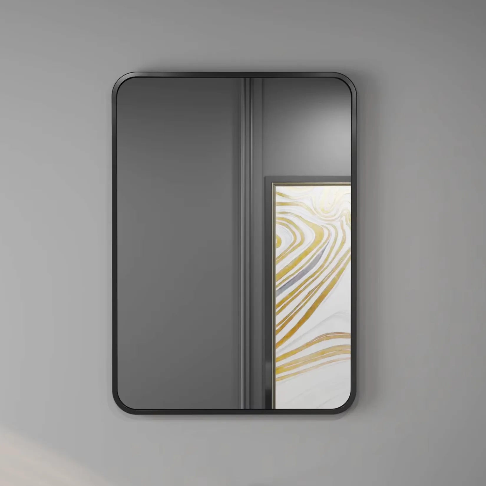 Miroir cadre noir rectangulaire sur mur gris avec reflets d’un tableau décoratif.