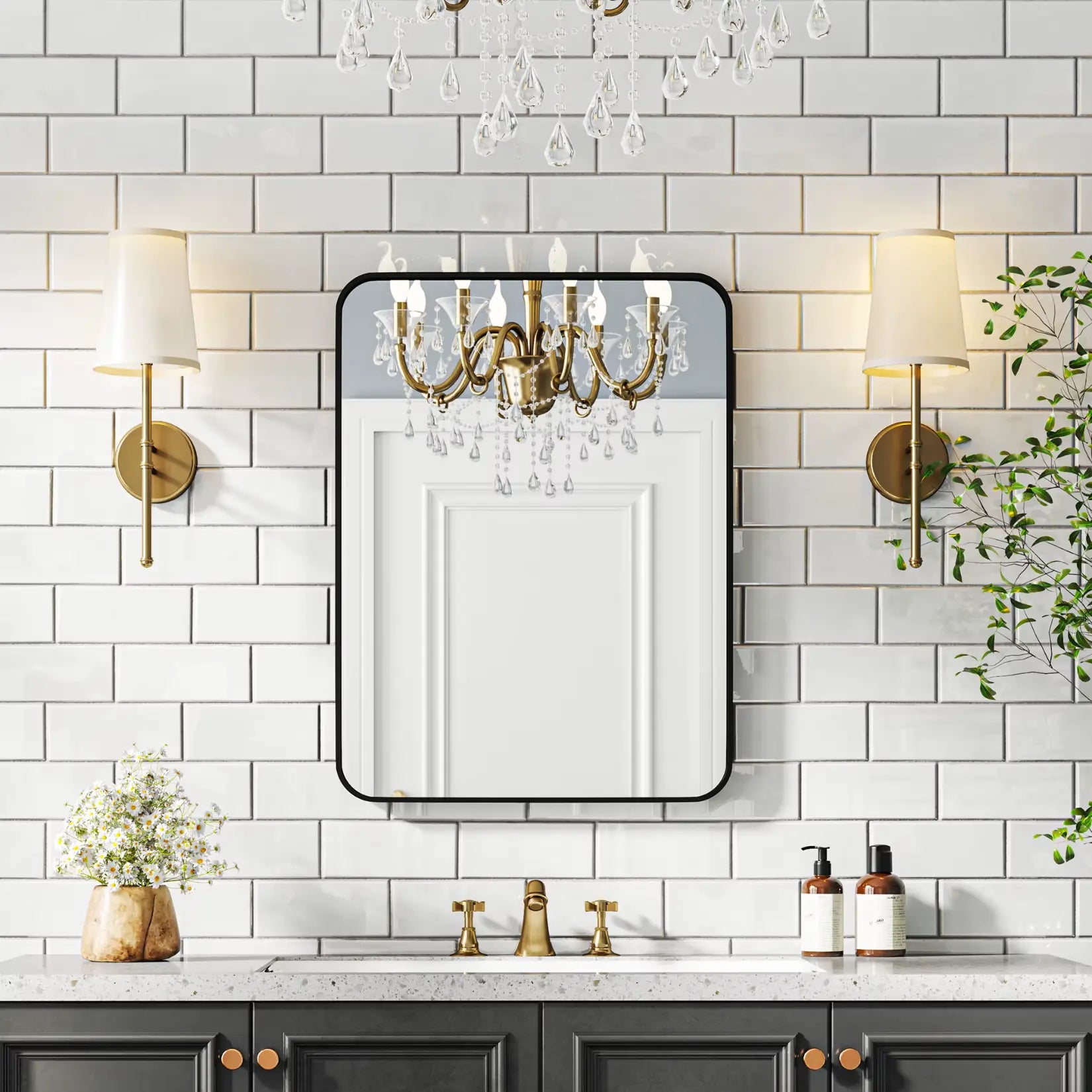 Miroir rectangulaire au cadre noir sur un mur de salle de bain style classique.