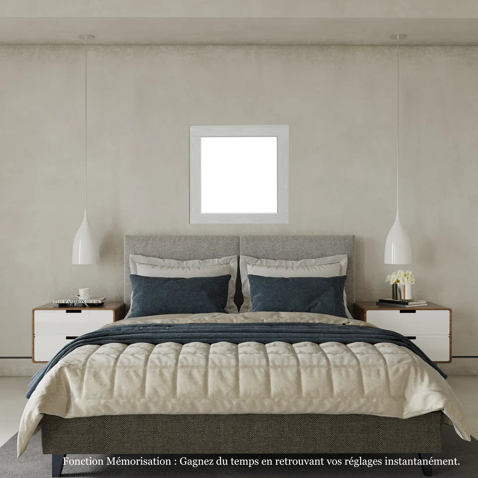 Miroir carré 60x60 cm au-dessus d’un lit en bois clair avec linge en lin naturel.