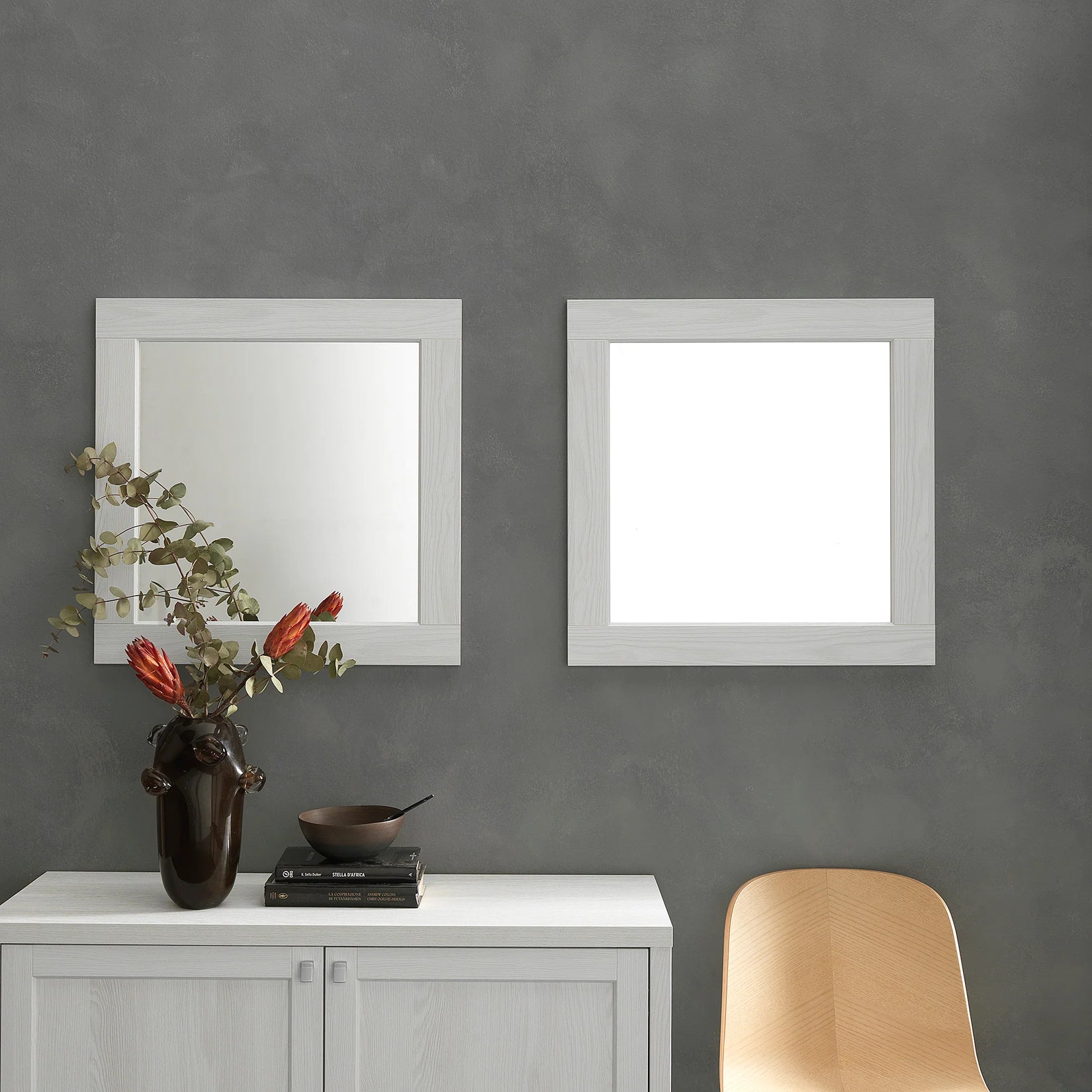 Miroir Carré 60x60 cm en MDF blanc accroché dans un salon moderne aux murs gris.