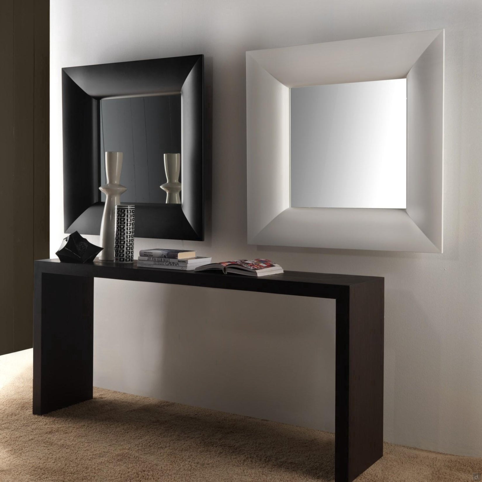 Miroir Carré Noir et Blanc Laqué Brillant exposé dans une décoration moderne