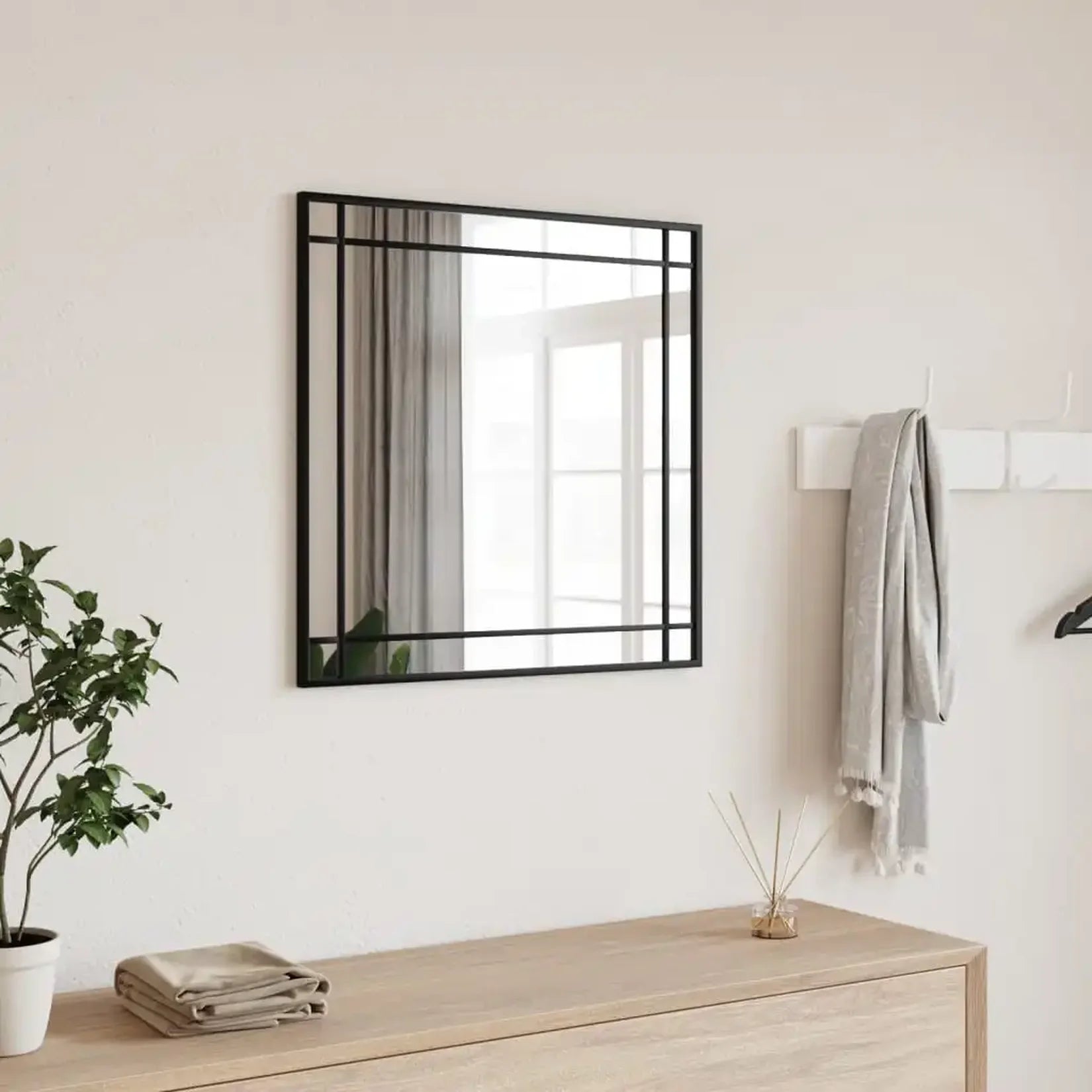 Miroir carré noir verrière installé dans décoration intérieure.