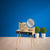 Coiffeuse miroir dans une chambre adolescente, fond bleu et plantes.