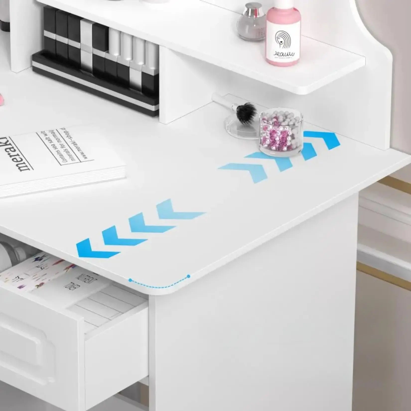 Détail du plateau de la Miroir Coiffeuse LED blanche avec coins arrondis et accessoires.