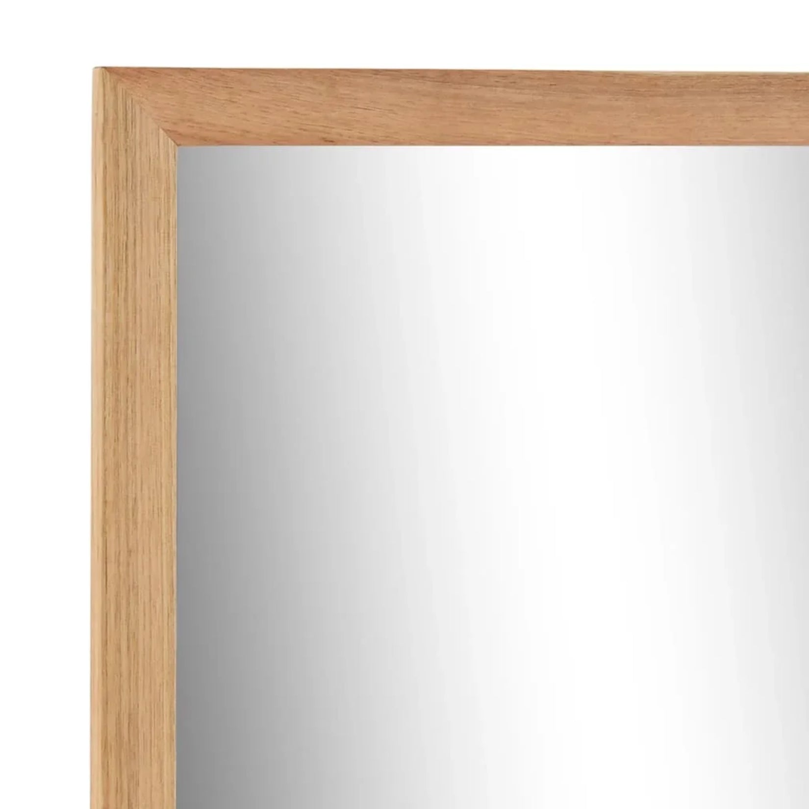 Gros plan sur l’angle du cadre en noyer du miroir, veinage naturel et coupe nette.