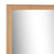 Gros plan sur l’angle du cadre en noyer du miroir, veinage naturel et coupe nette.