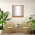 Miroir contour bois carré avec étagère, noyer massif naturel, au-dessus de deux fauteuils en rotin dans un salon végétalisé.