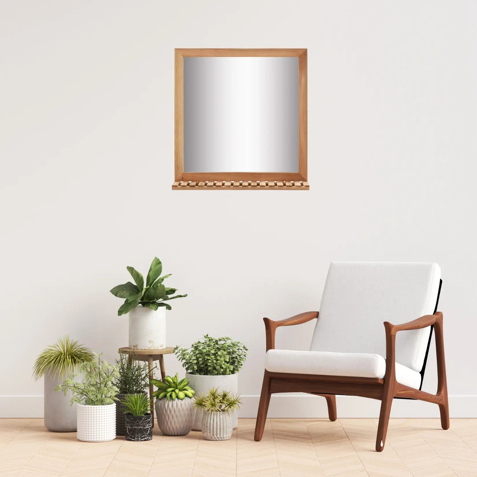 Miroir contour bois carré, style mid-century, au-dessus d’un fauteuil en bois et composition de plantes.