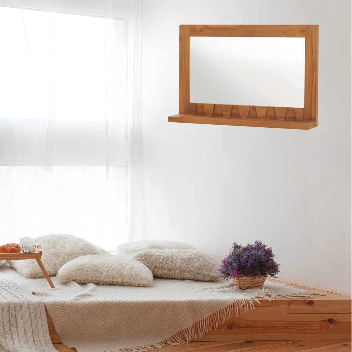 Intégration naturelle du miroir contour bois teck massif 60x40 cm dans une chambre style Japandi minimaliste.