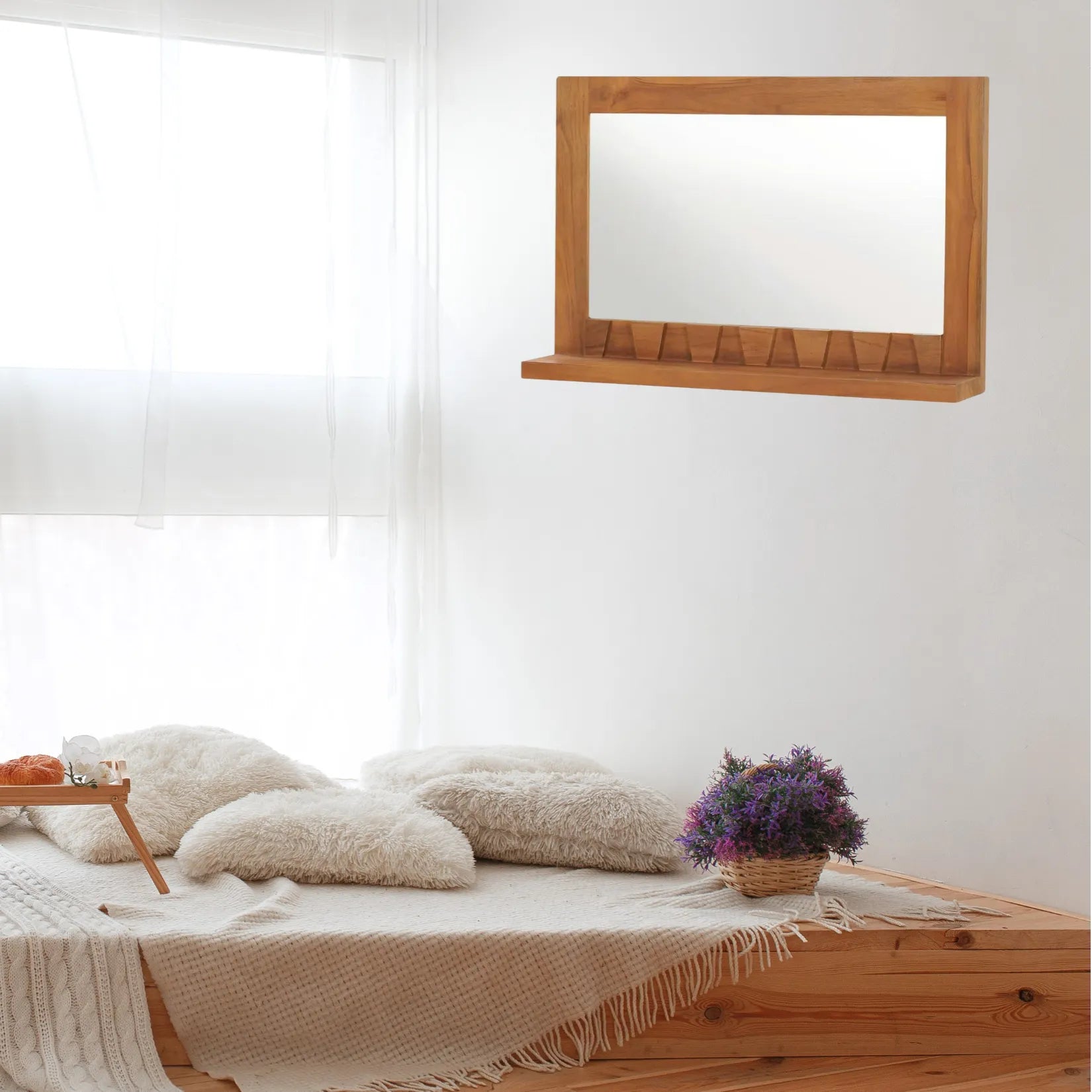 Intégration naturelle du miroir contour bois teck massif 60x40 cm dans une chambre style Japandi minimaliste.