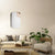 Miroir contour doré rectangulaire dans une déco naturelle sur table bois clair.
