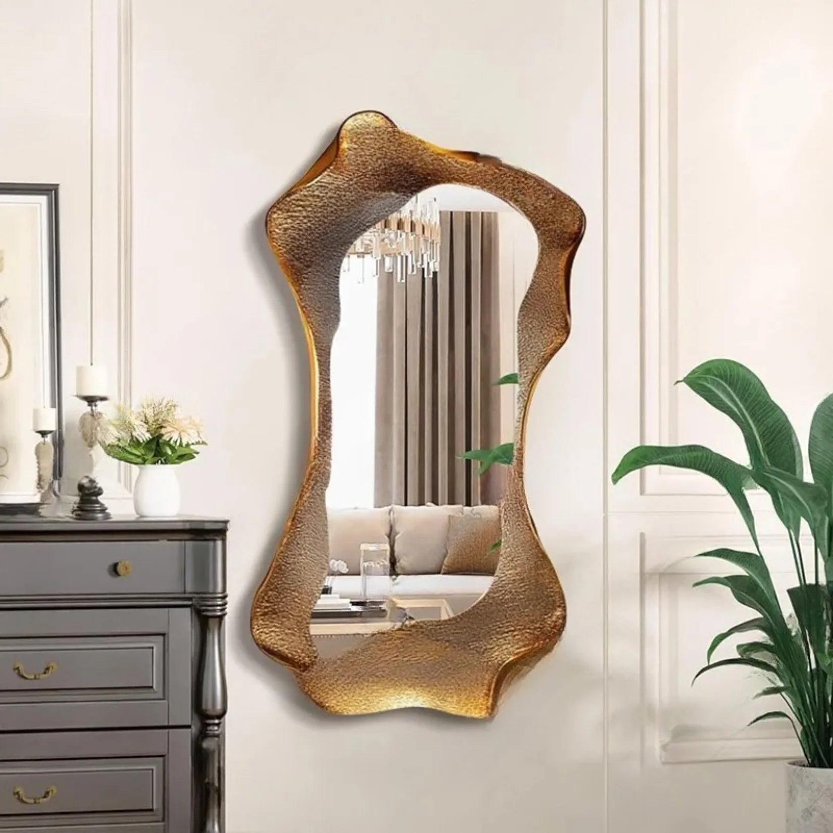 Miroir Couloir Vesuvio à côté d'une console grise dans un salon classique.