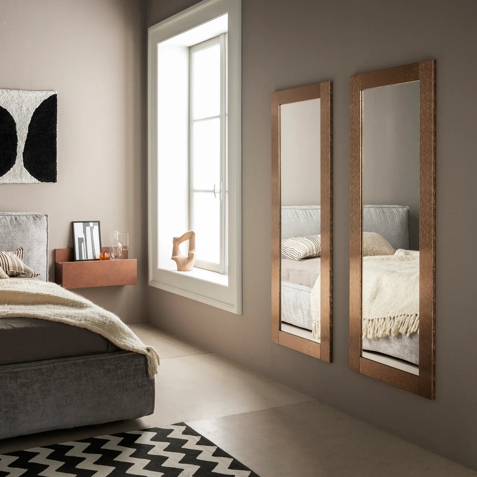 Miroir cuivre 146x56 cm cadre texturé – vue ambiance chambre mural.