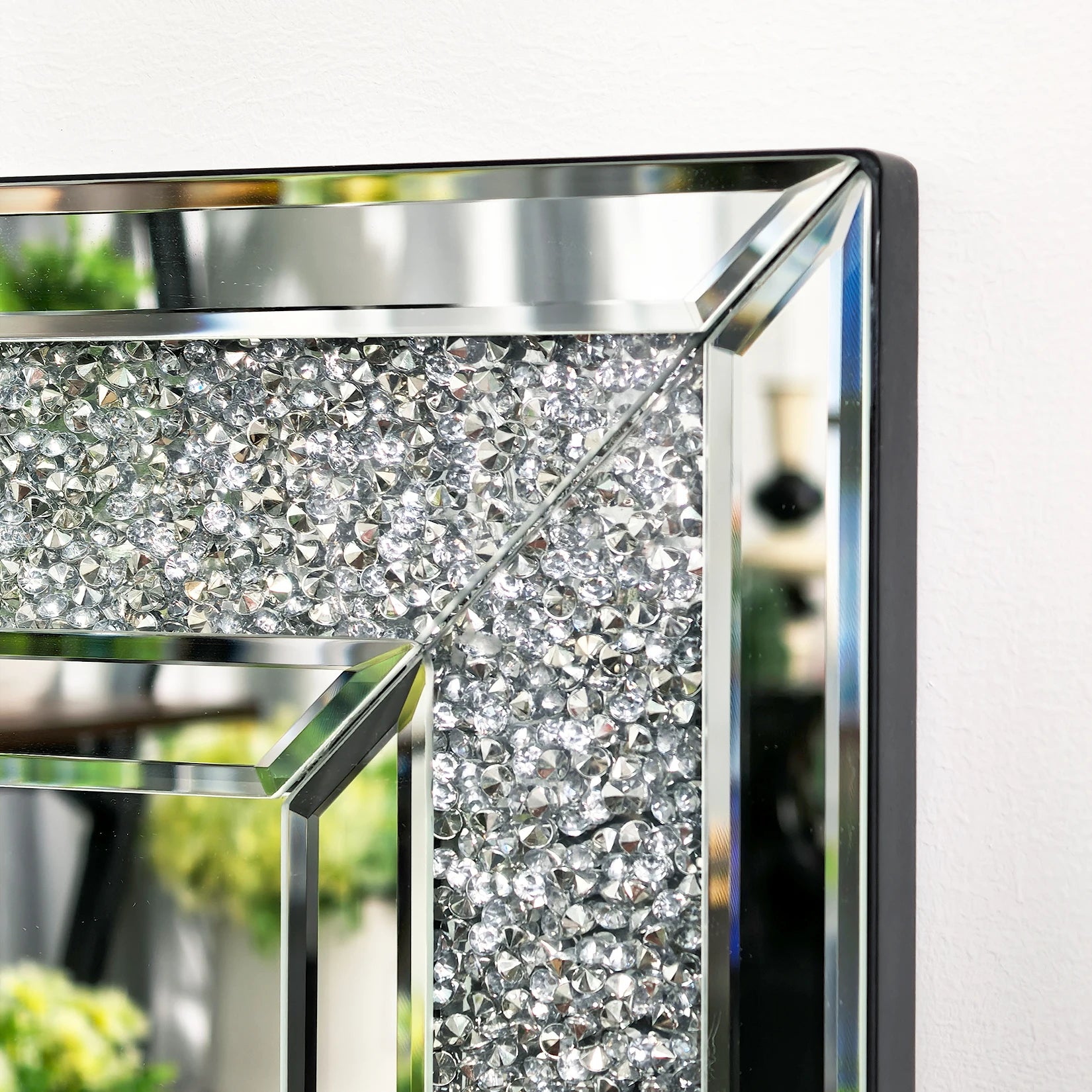 Zoom sur le cadre cristal du miroir dans une chambre.