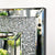 Zoom sur le cadre cristal du miroir dans une chambre.