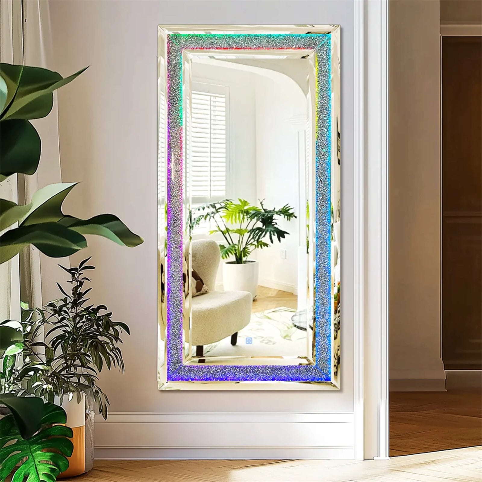 Miroir dans une chambre lumineuse avec plantes vertes.