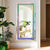 Miroir dans une chambre lumineuse avec plantes vertes.