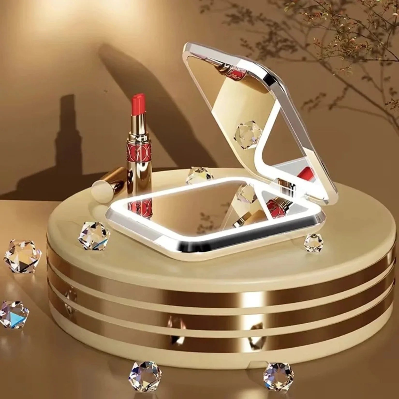 Miroir de poche avec lumière LED fermé finition argentée.