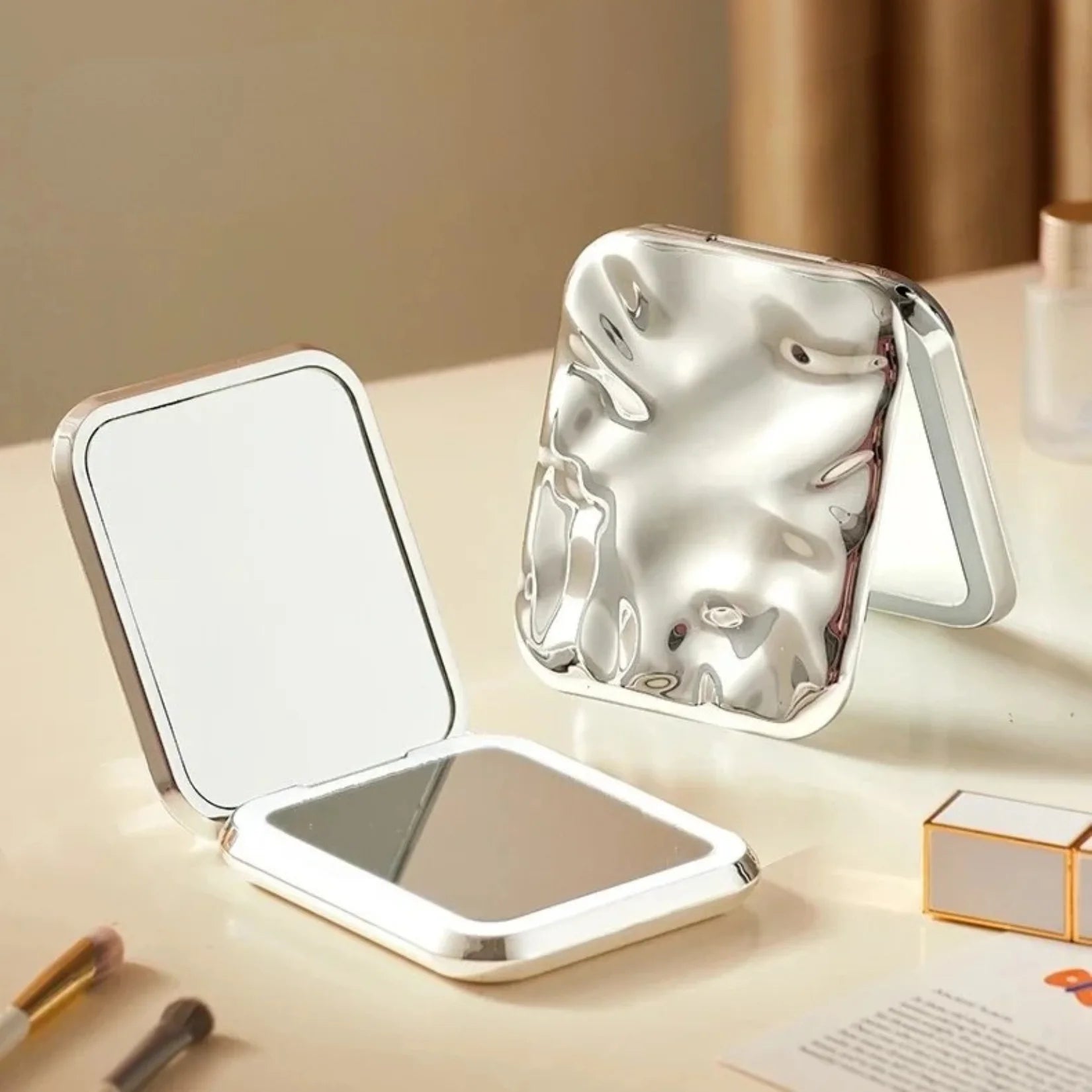 Miroir de poche avec lumière LED ouvert double face.