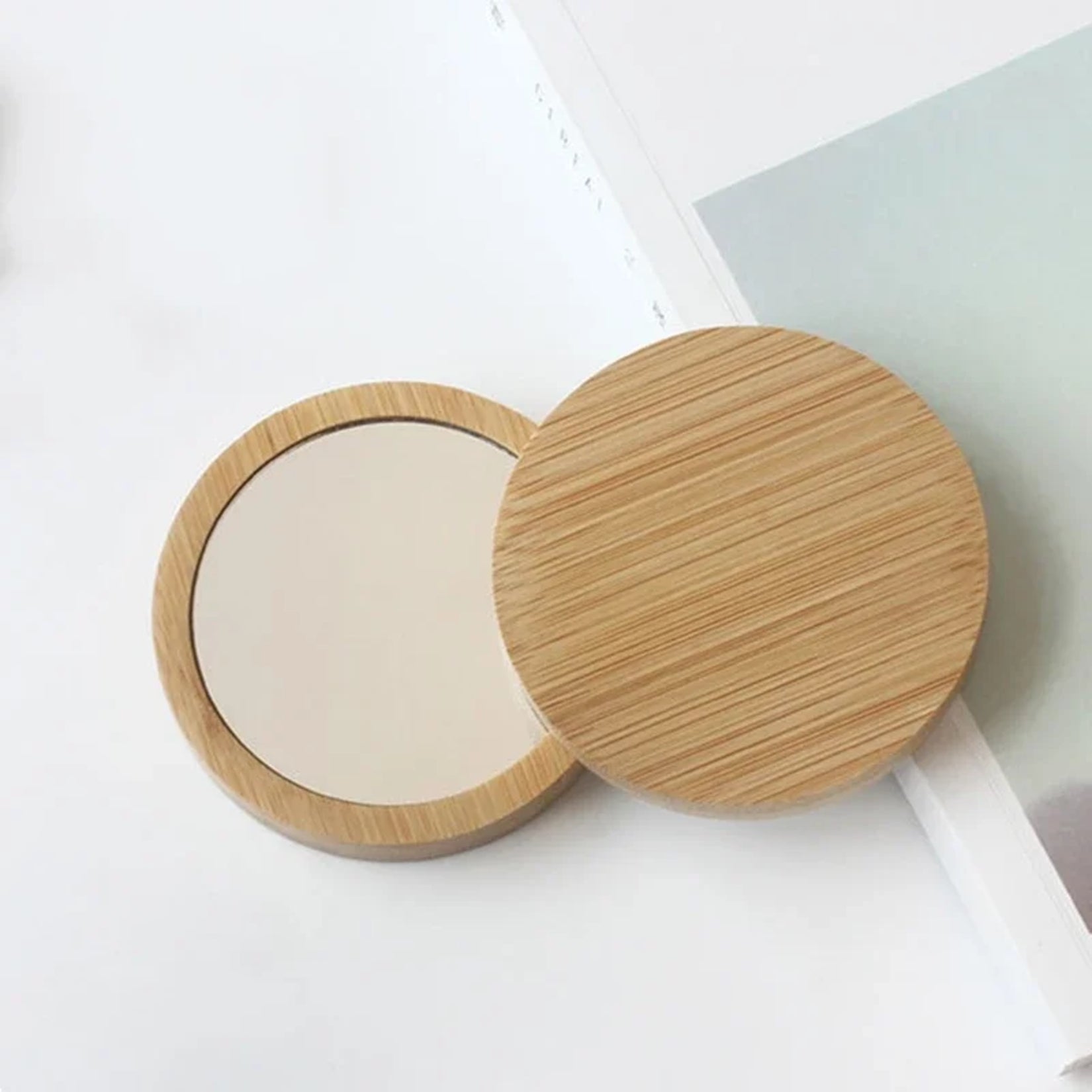 Miroir de poche bois présenté en version ouverte et fermée sur fond blanc.