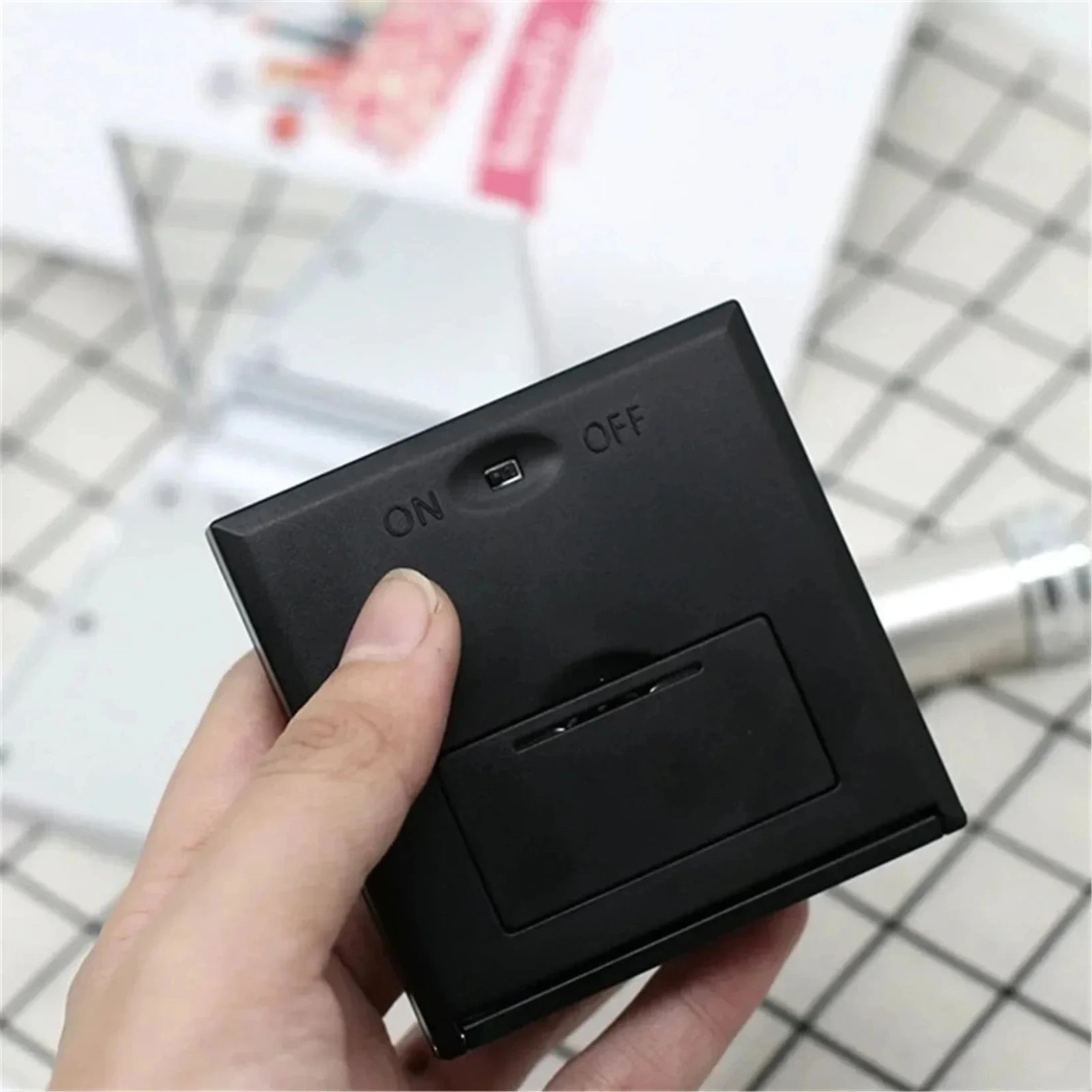 Interrupteur marche arrêt du Miroir de Poche Carré vu de près.