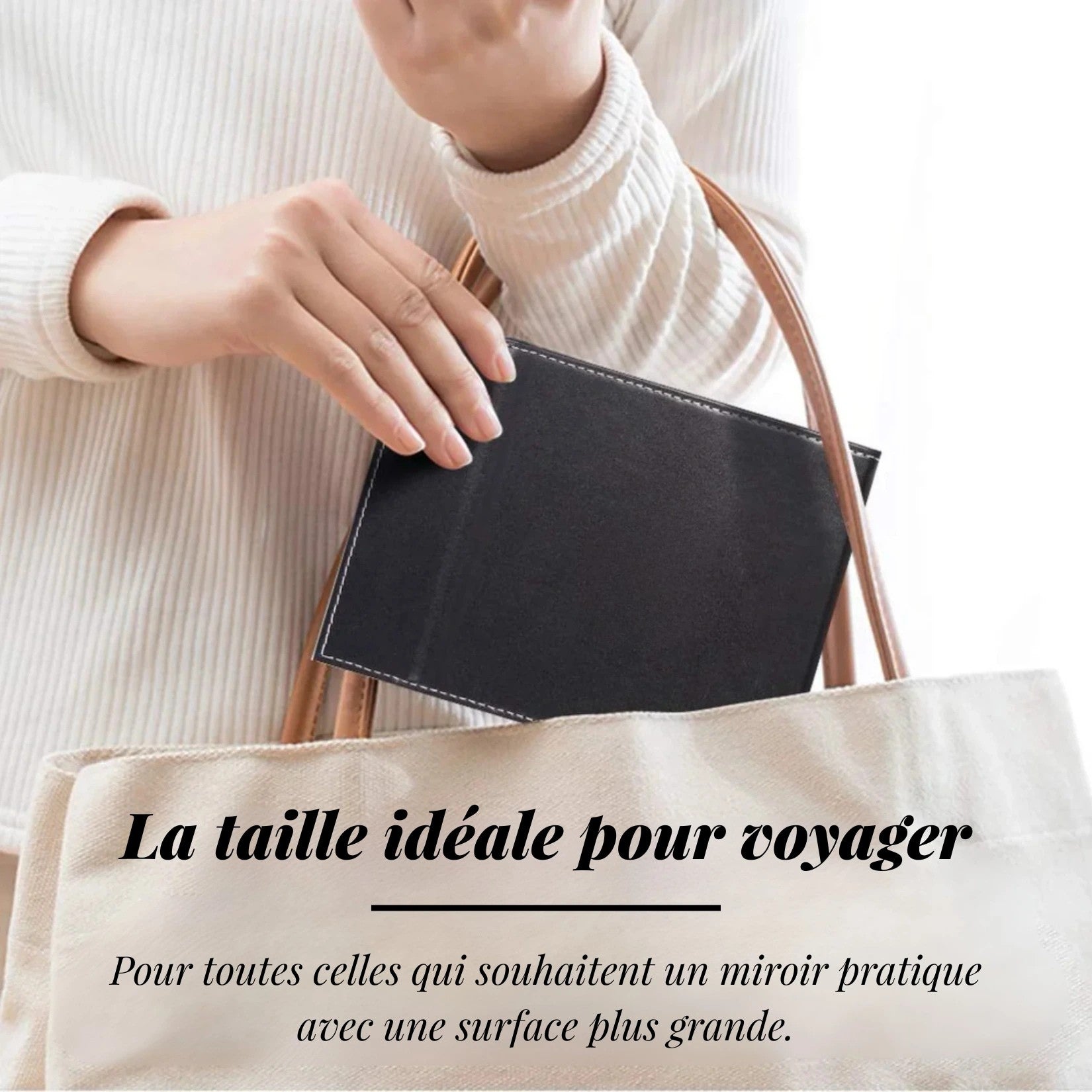 Miroir de poche cuir noir glissé dans un sac à main pour voyager facilement.