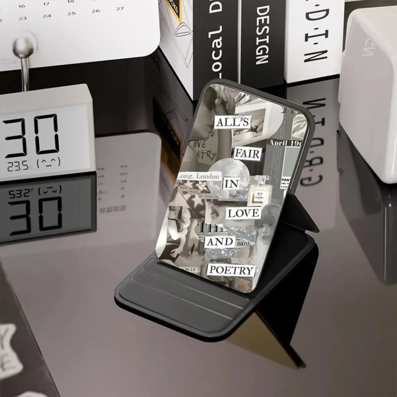 Miroir de poche pliable noir intégré à une décoration de bureau tendance.