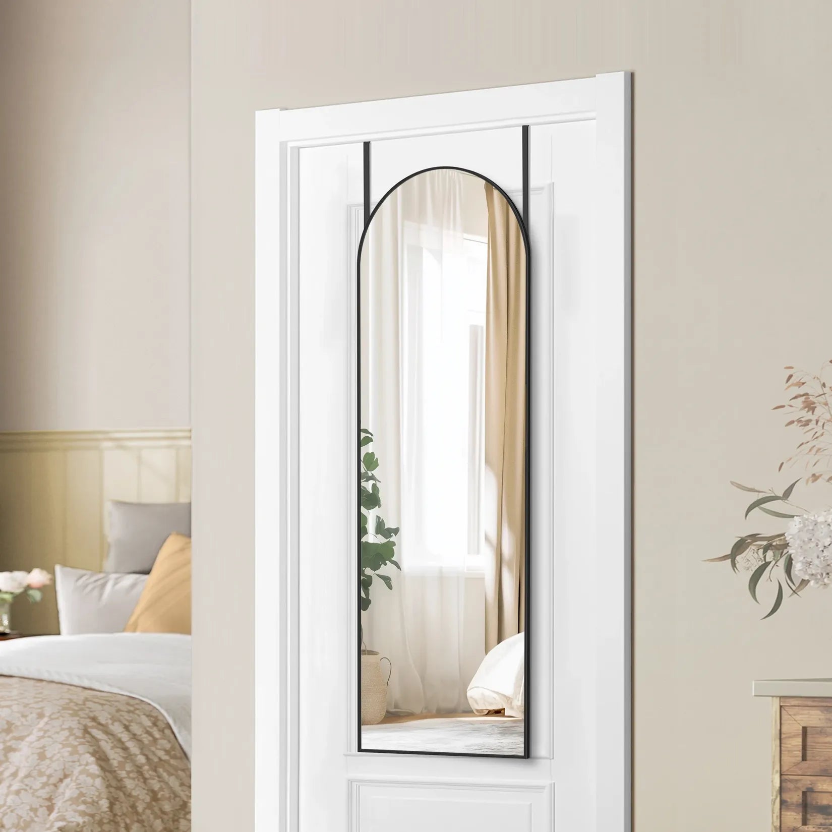 Miroir de porte arqué cadre aluminium noir 120x40 cm accroché sur porte blanche.