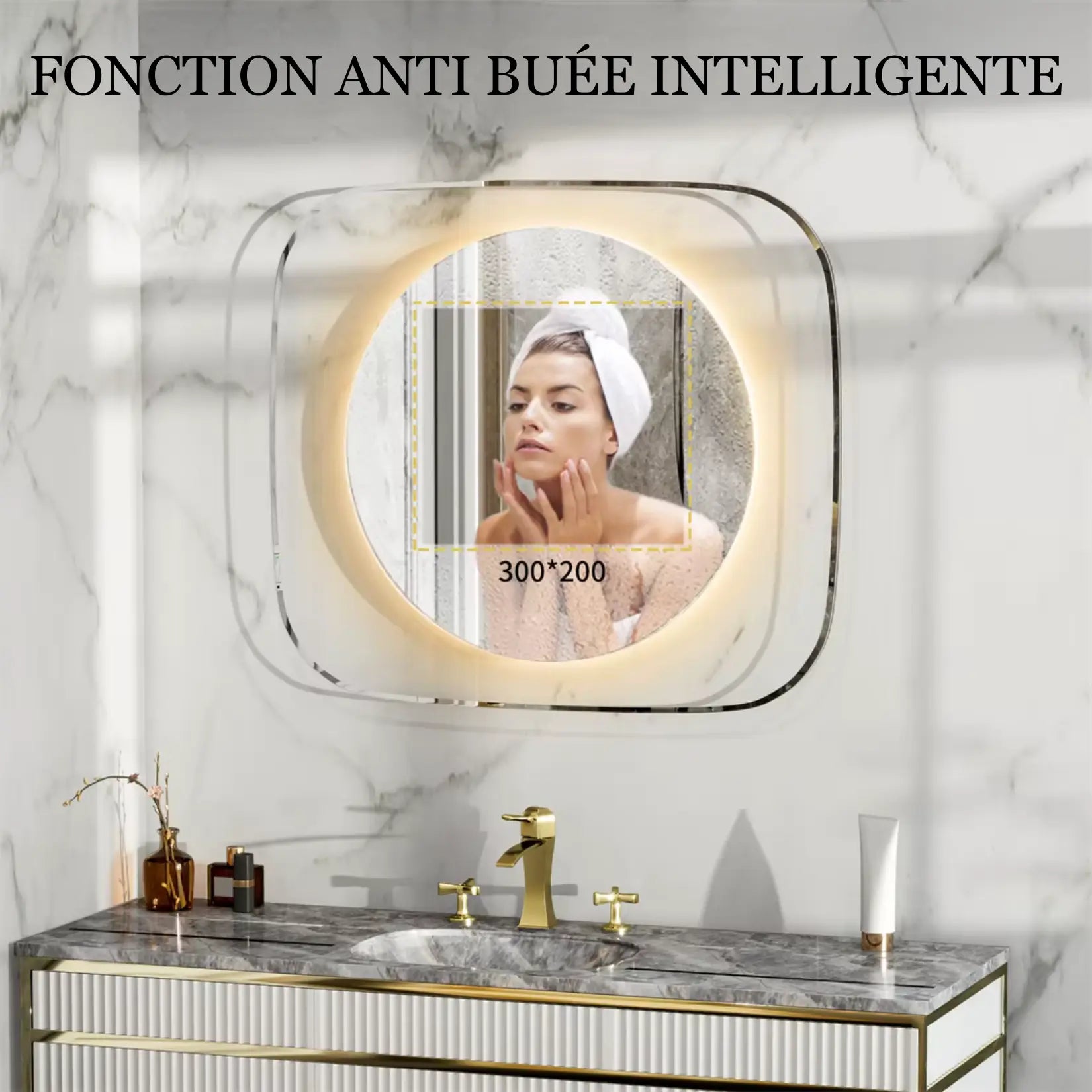 Miroir de salle de bain LED avec fonction anti-buée utilisée par une femme.