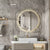 Miroir de salle de bain LED mural allumé dans salle de bain grise moderne.