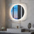 Miroir de salle de bain LED design avec reflets bleutés et contrôle tactile allumé.