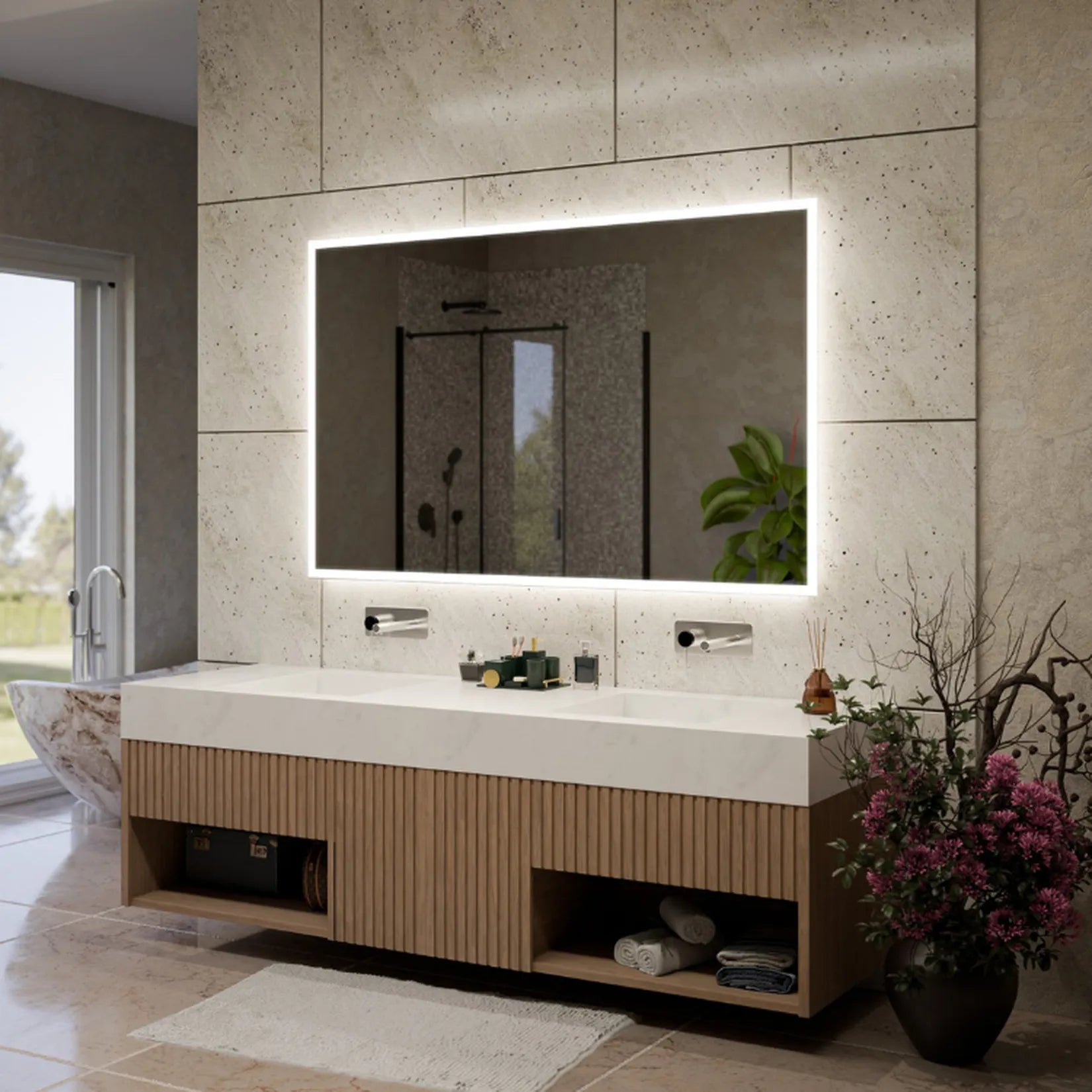 Miroir de salle de bain sur mesure fabriqué à la commande, posé sur un mur en travertin au-dessus d'un plan double vasque.