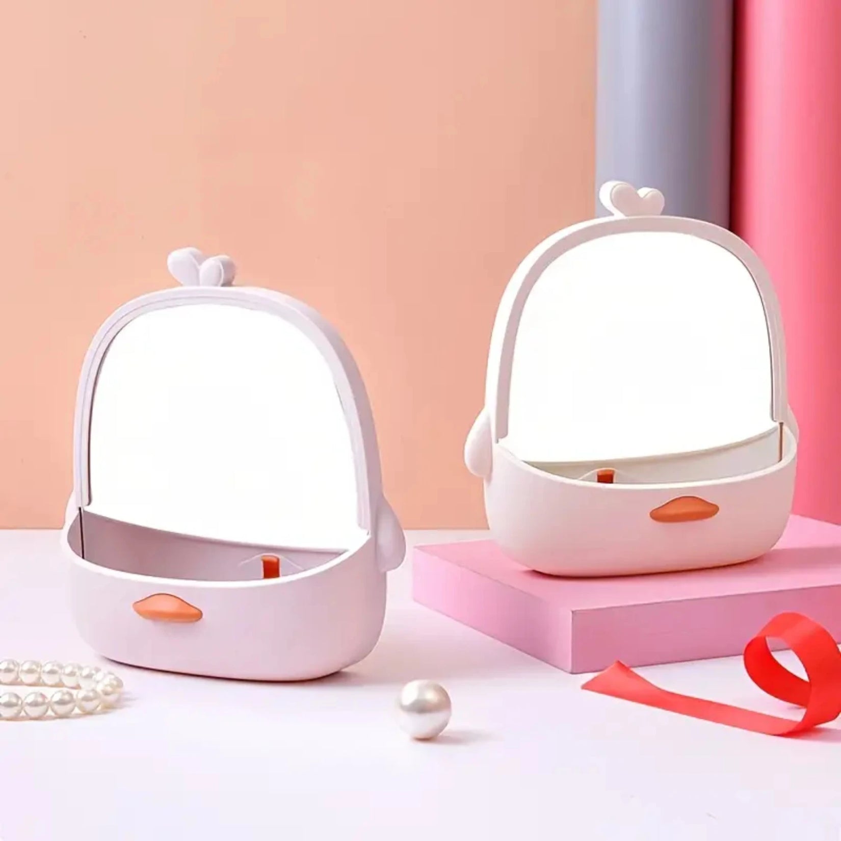 Lot de deux miroirs de table 18 x 17 cm avec rangement, présentation sur fond rose.