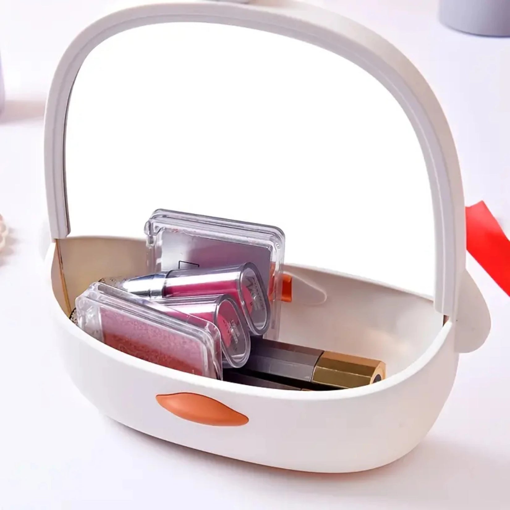 Miroir de table montrant le vide-poche rempli de maquillage et accessoires.