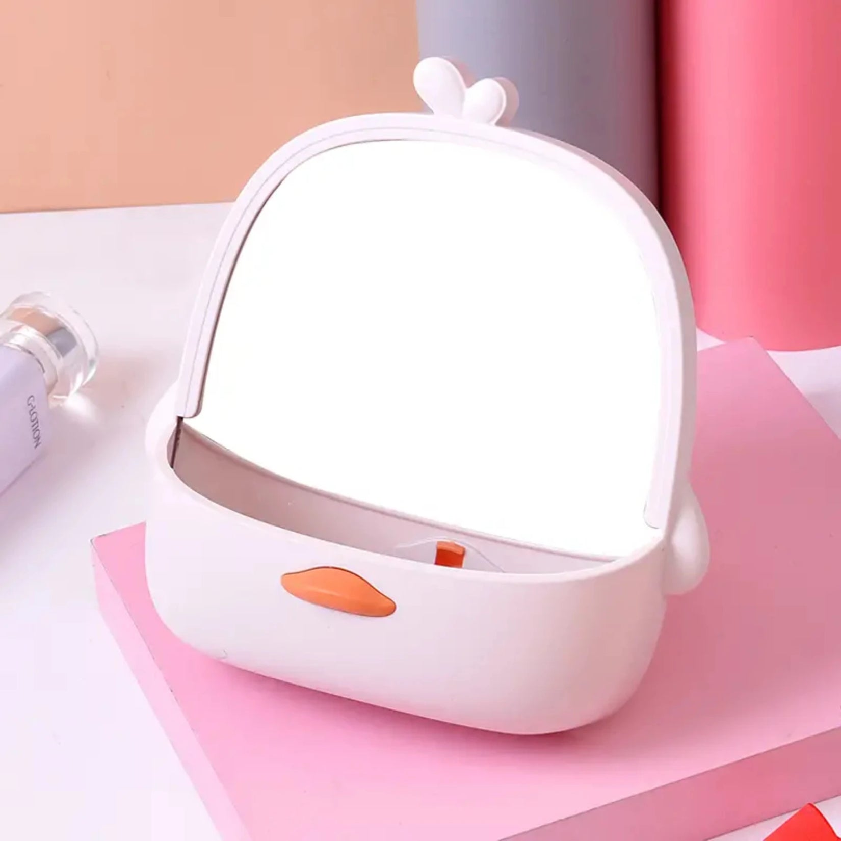 Miroir de table avec rangement photographié en trois-quarts, style minimal.