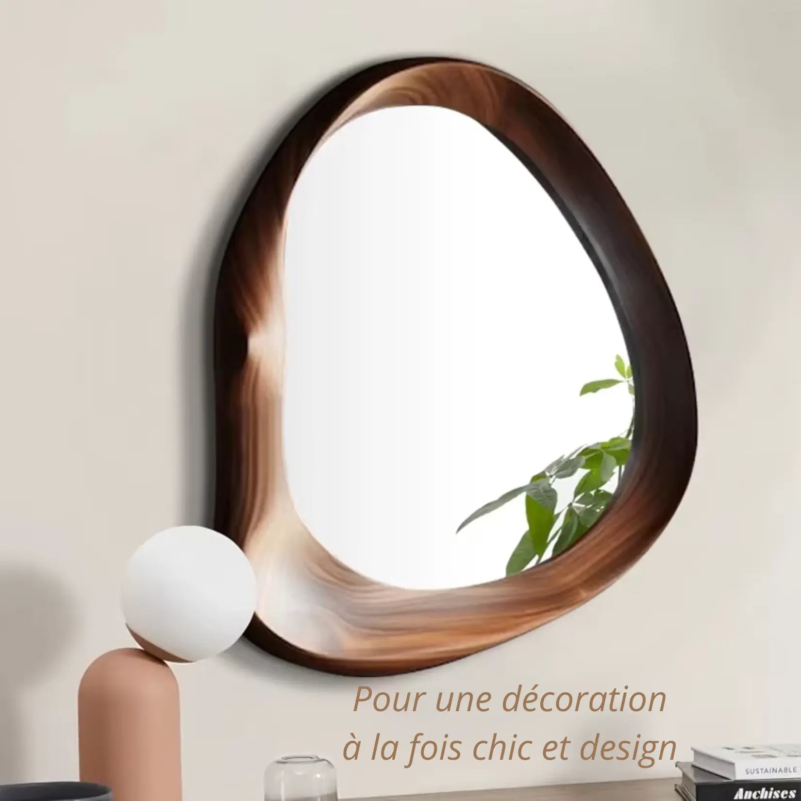 Miroir design bois dans une déco chic avec objets contemporains et plante verte.