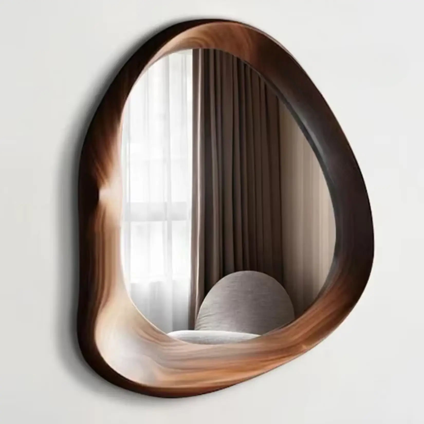 Miroir design bois à la forme organique devant un rideau taupe.