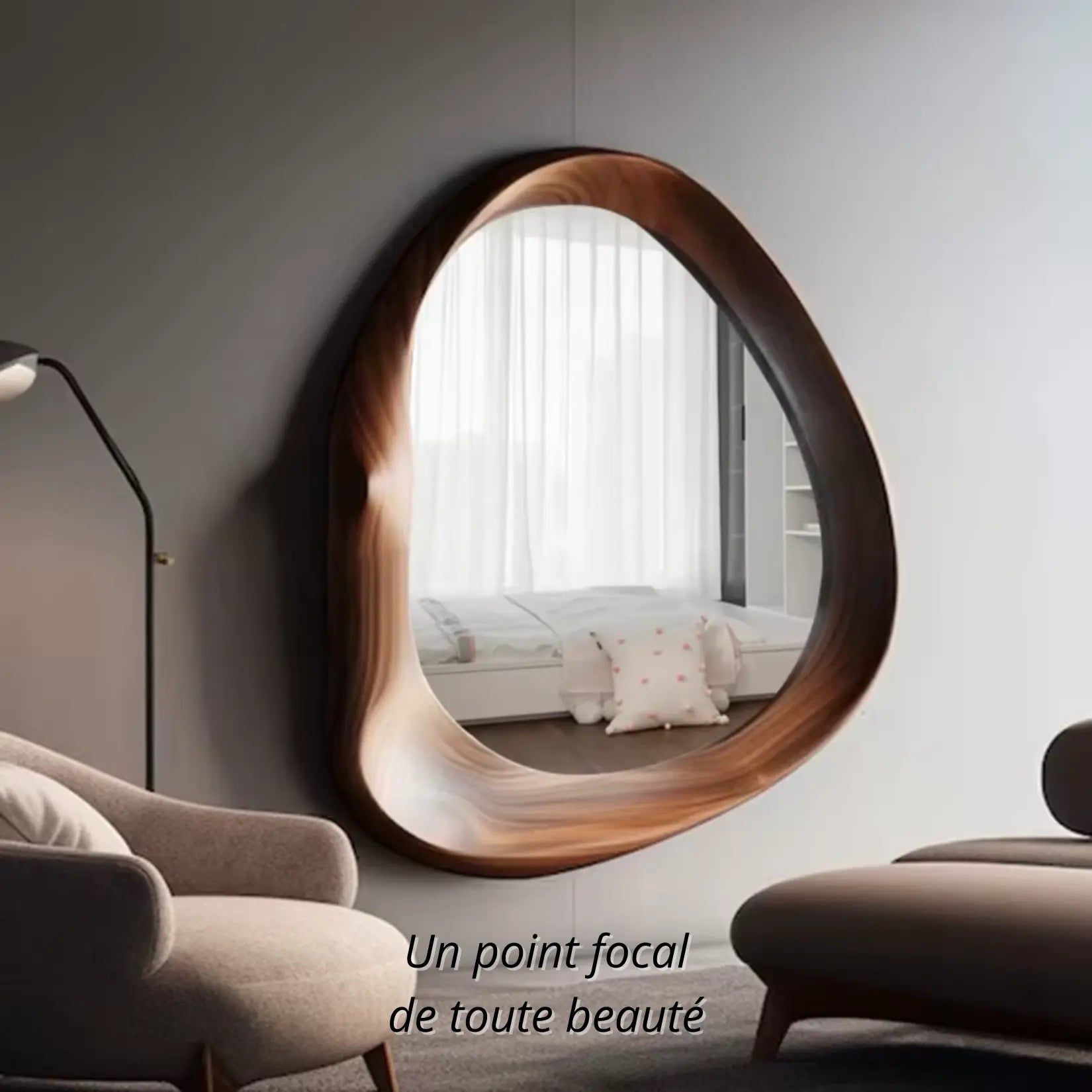 Miroir design bois de grande taille dans un salon moderne avec lumière naturelle.