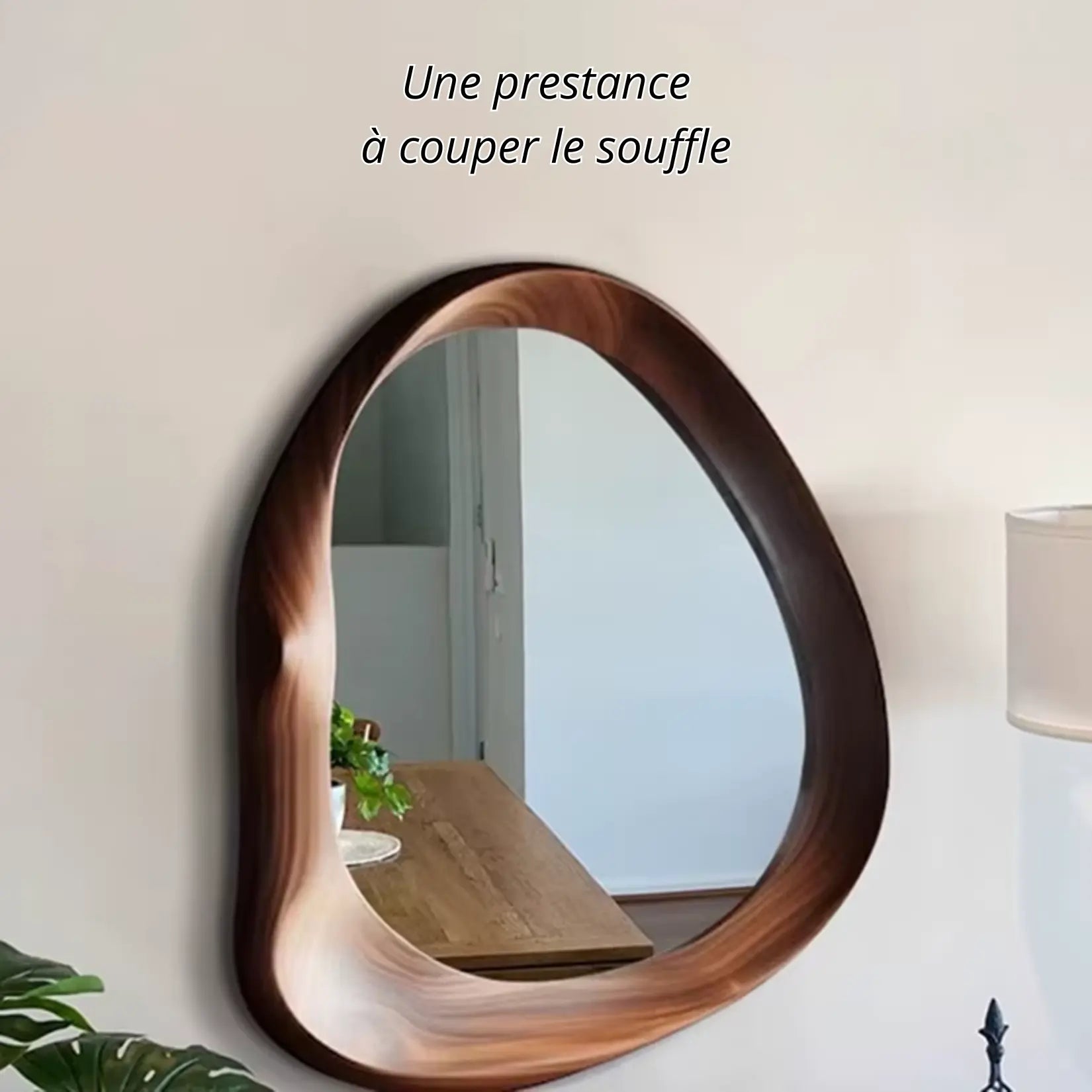 Miroir design bois accroché au mur avec effet sculptural élégant.