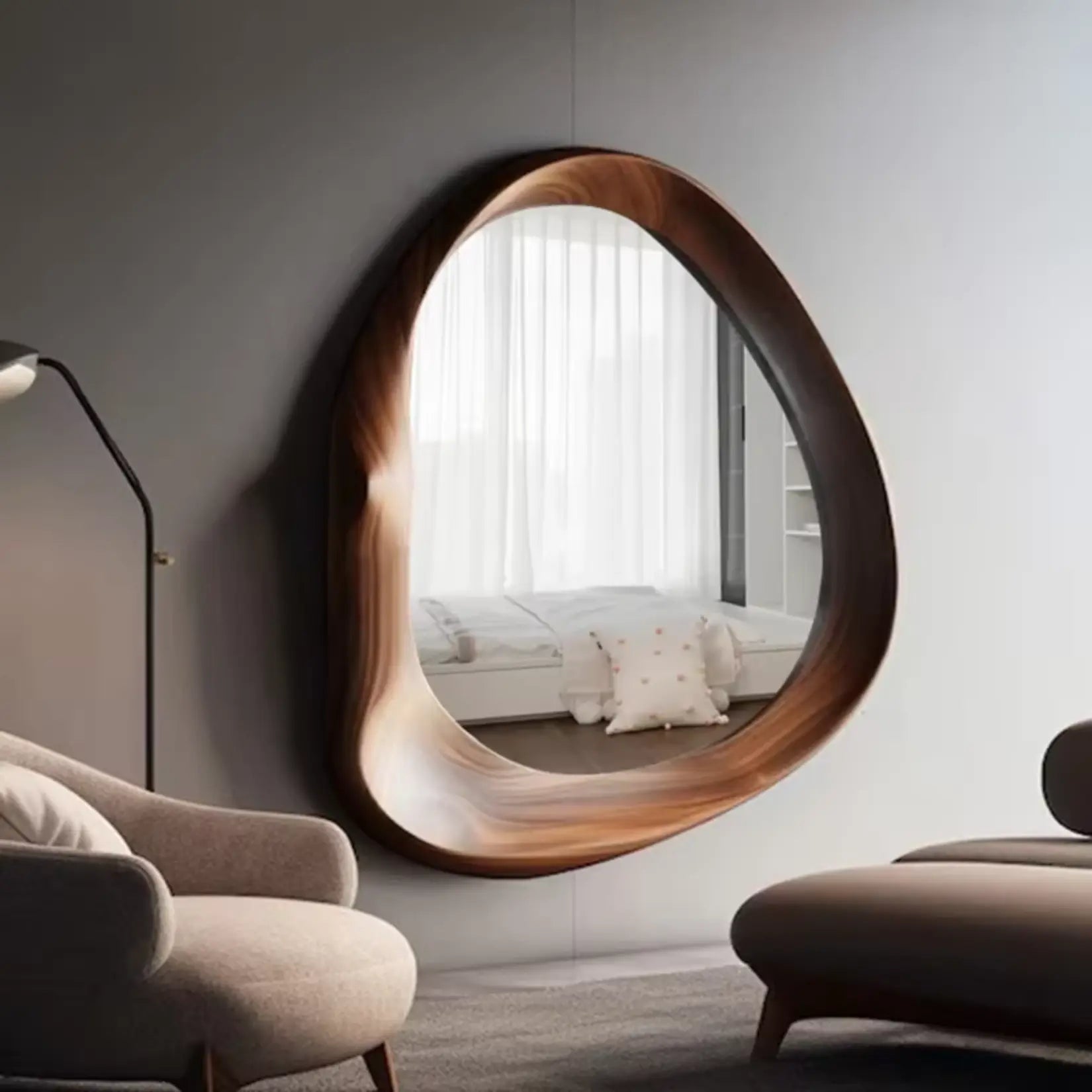 Miroir design bois grand format dans un salon contemporain avec fauteuil et lampe.