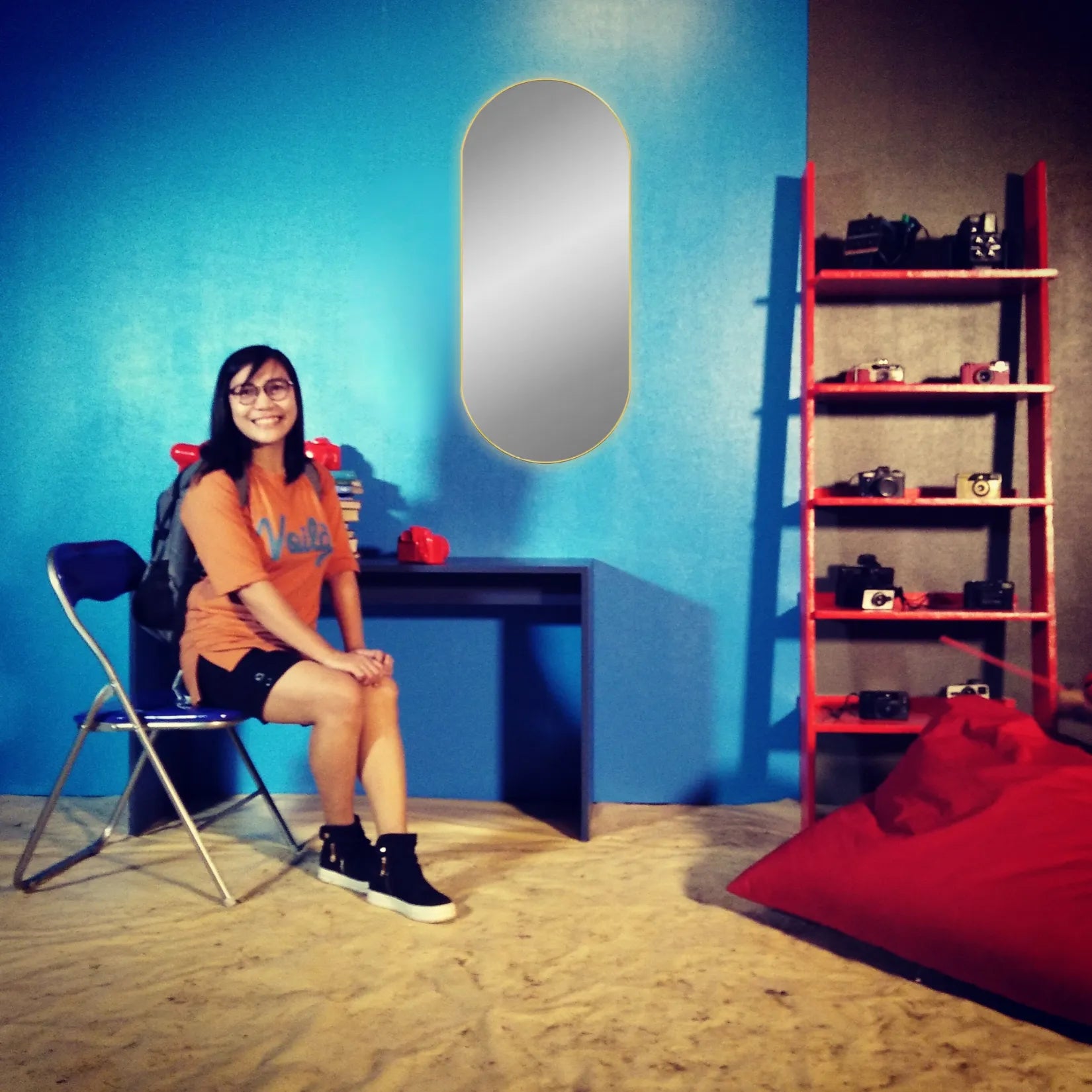 Miroir design doré mural 100x45 cm dans un décor coloré pop.