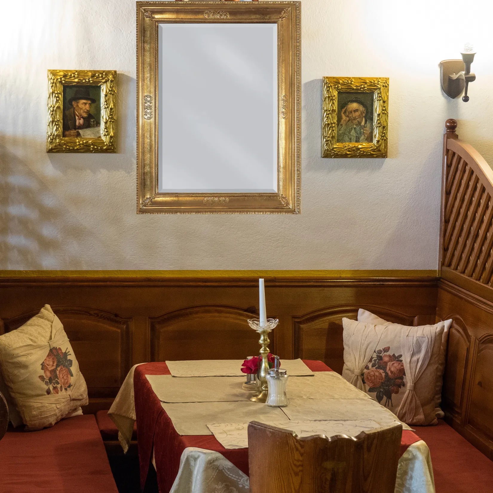 Miroir doré ancien dans un intérieur rustique chaleureux.