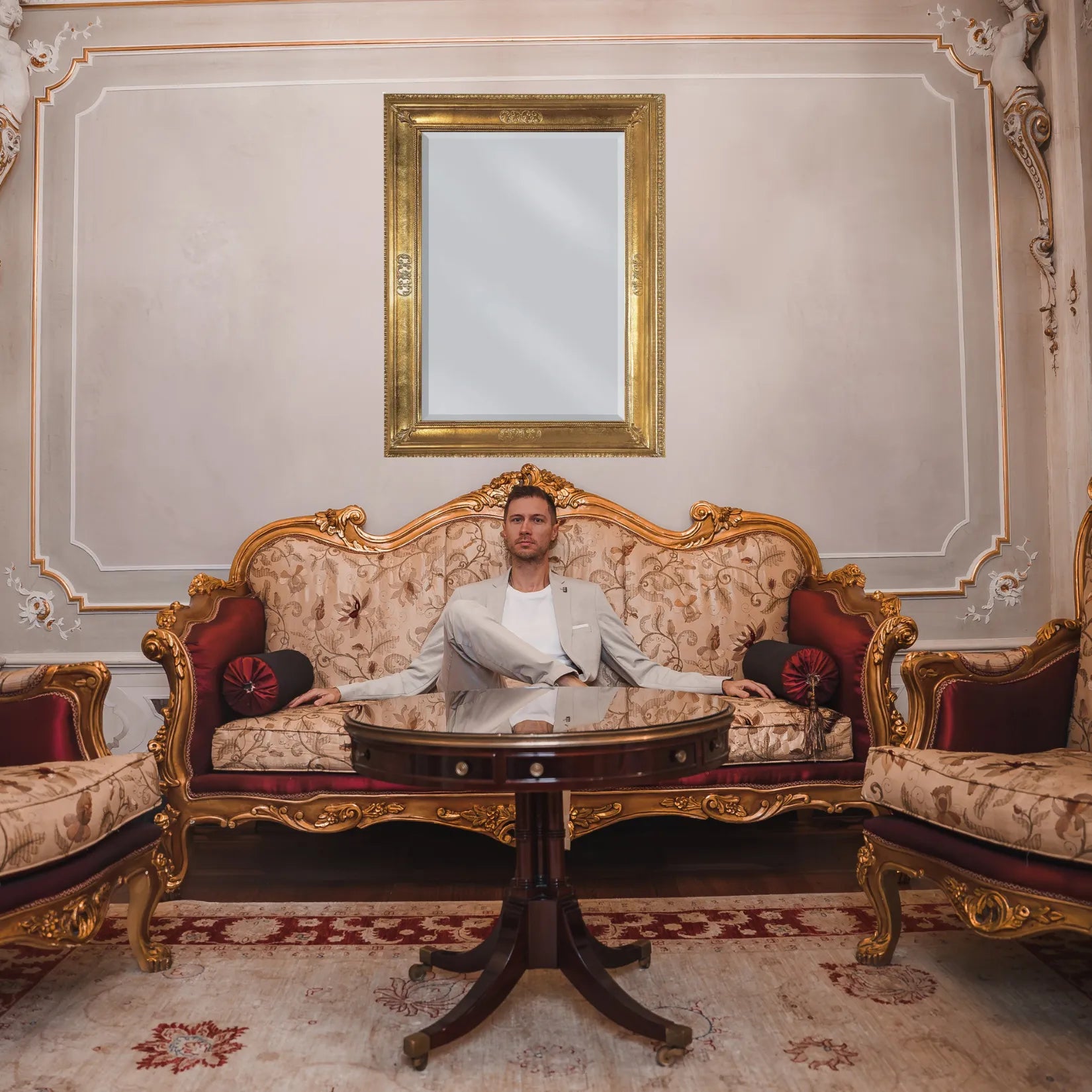 Miroir doré ancien dans un salon baroque doré.