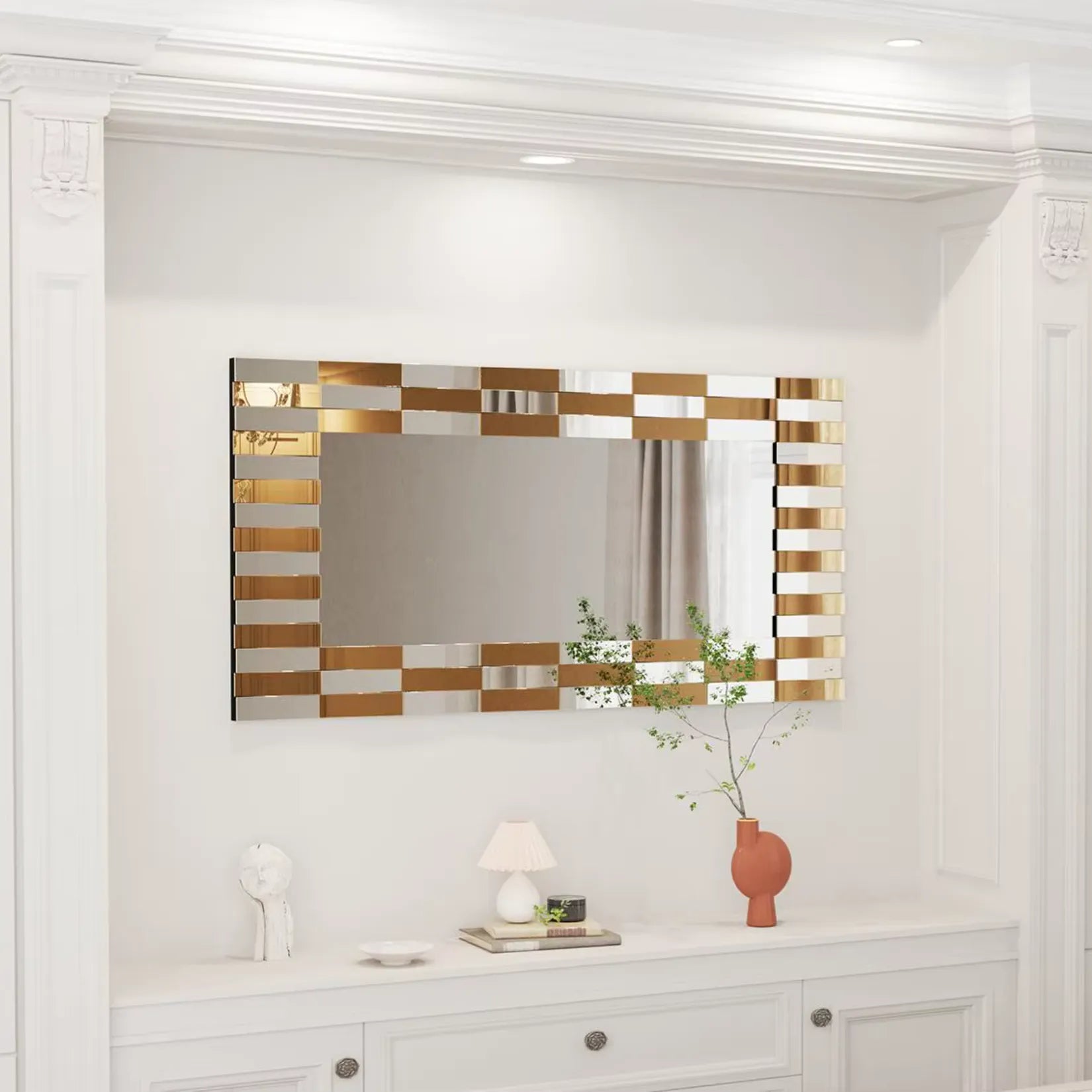 Miroir doré design 60x120 cm installé dans un salon blanc aux lignes géométriques.