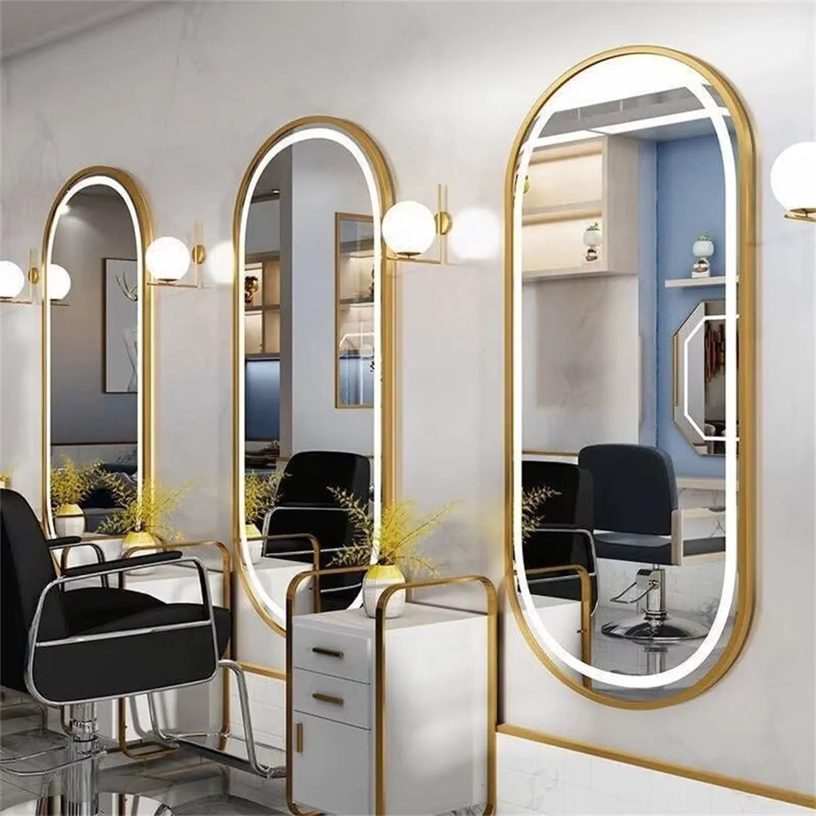 Miroir doré LED ovale en salon de coiffure – rangée cadre aluminium doré.